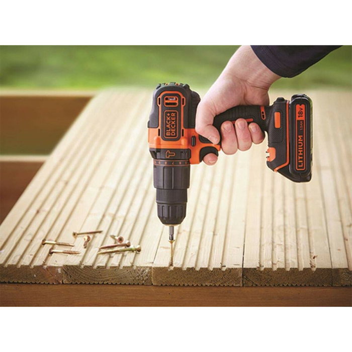 Black+Decker Kit de taladro percutor 18 V con 2 baterías de 1,5 Ah y 80 accesorios