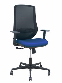 Silla de oficina Mardos con mecanismo Sincro tapizada con Tela color Azul marino y malla color Negro. Equipada con lumbar 1D, Brazos 1D y Ruedas 65mm nailon