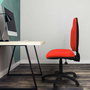 Silla de oficina Algarra con mecanismo Asincro tapizada con Tela color Rojo. Equipada con Base poliamida negra, Sin brazos y Ruedas de nailon 50 mm