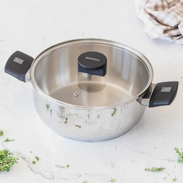 Monix M240326 Cacerola Acero Inoxidable Ø26cm con Tapa de Cristal y Asas de Baquelita - Fondo Difusor para Todo Tipo de Cocinas Incluida Inducción