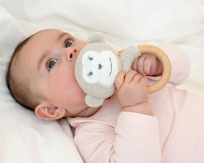 KioKids Mordedor Mono Madera y Algodón +3 meses