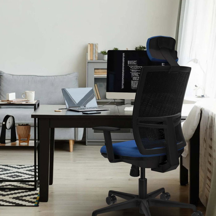 Silla de oficina Yunquera con mecanismo Sincro tapizada con Tela color Gris claro y malla color Negro. Equipada con lumbar 1D, Brazos 1D, Cabecero 1D y Ruedas 65mm nailon