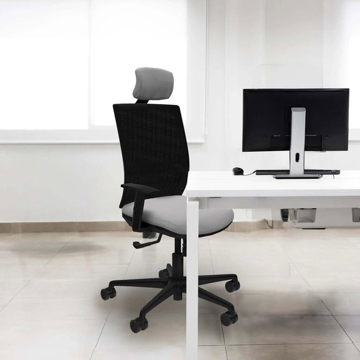 Silla de oficina Yunquera con mecanismo Sincro tapizada con Tela color Gris claro y malla color Negro. Equipada con lumbar 1D, Brazos 1D, Cabecero 1D y Ruedas 65mm nailon