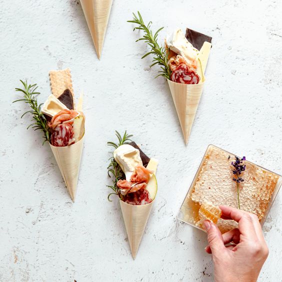 Algon Set de 10 Conos de Madera Natural para Decoración o Artesanía, 15.5 cm de Alto (24 Unidades)