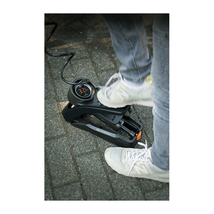 SKS Bomba de Pie Airstep Digi con Medidor Digital de Presión LED 7 Bar / 102 PSI Negro-Naranja