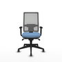 Silla de oficina Horna con mecanismo Sincro tapizada con Tela color Azul cielo y malla color Gris. Equipada con lumbar 1D, Brazos 1D y Ruedas 65 mm parqué