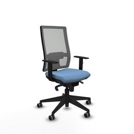 Silla de oficina Horna con mecanismo Sincro tapizada con Tela color Azul cielo y malla color Gris. Equipada con lumbar 1D, Brazos 1D y Ruedas 65 mm parqué