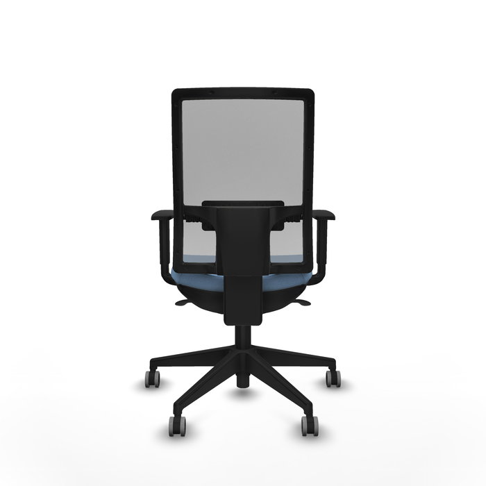 Silla de oficina Horna con mecanismo Sincro tapizada con Tela color Azul cielo y malla color Gris. Equipada con lumbar 1D, Brazos 1D y Ruedas 65 mm parqué
