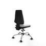 Silla de oficina Elche con mecanismo Asincro tapizada con Tela color Blanco. Equipada con Base cromada, Sin brazos y Ruedas 65 mm parqué
