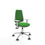 Silla de oficina Elche con mecanismo Asincro tapizada con Tela color Verde. Equipada con Base cromada, Reposabrazos blancos y Ruedas 65 mm parqué