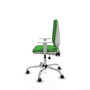 Silla de oficina Elche con mecanismo Asincro tapizada con Tela color Verde. Equipada con Base cromada, Reposabrazos blancos y Ruedas 65 mm parqué