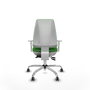 Silla de oficina Elche con mecanismo Asincro tapizada con Tela color Verde. Equipada con Base cromada, Reposabrazos blancos y Ruedas 65 mm parqué