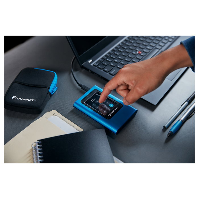 Kingston IronKey Vault Privacy 80 3.84TB SSD Externo Cifrado USB 3.2 Gen 1 Tipo C, 230 MB/s, AES-XTS 256-bit, FIPS 197, Azul Kingston IronKey Vault Privacy 80 3.84TB SSD Externo Cifrado USB 3.2 Gen 1 Tipo C, 230 MB/s, AES-XTS 256-bit, FIPS 197, Azul