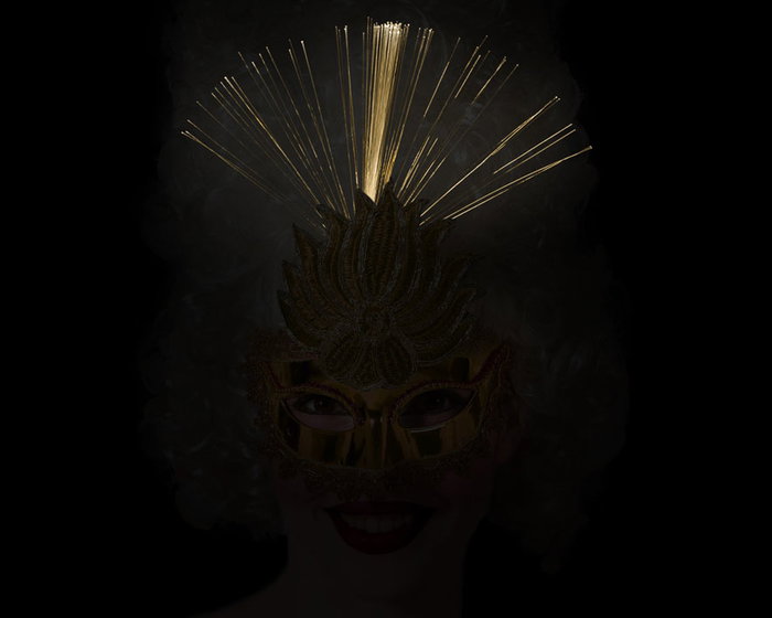 Antifaz Veneciano Dorado Brillante con Plumas para Mujer Adulto Elegancia y Misterio