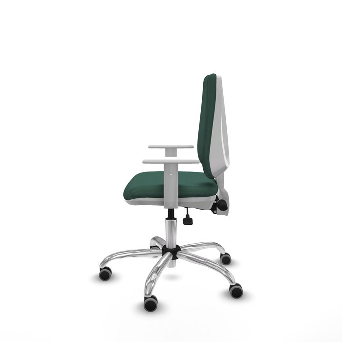 Silla de oficina Elche con mecanismo Asincro tapizada con Tela color Verde botella. Equipada con Base cromada, Reposabrazos blancos y Ruedas 65 mm parqué