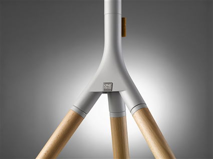 One For All WM7472 Soporte para TV Tipo Trípode Giratorio 360°, para Pantallas de 32'' a 65'', Diseño Elegante con Patas de Madera