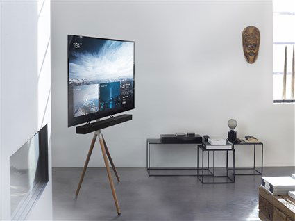 One For All WM7472 Soporte para TV Tipo Trípode Giratorio 360°, para Pantallas de 32'' a 65'', Diseño Elegante con Patas de Madera