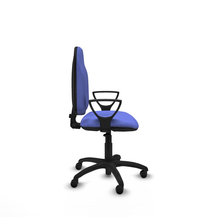 Silla de oficina Algarra con mecanismo Contacto permanente básico tapizada con Tela color Azul claro. Equipada con Base poliamida negra, Brazos fijos y Ruedas de parqué