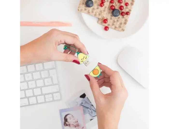 Mr.Wonderful Pendrive USB 32 GB Llavero con Forma de Aguacate, Memoria Flash, Incluye Adaptador USB-C, Compatible con Windows, MacOS, Linux
