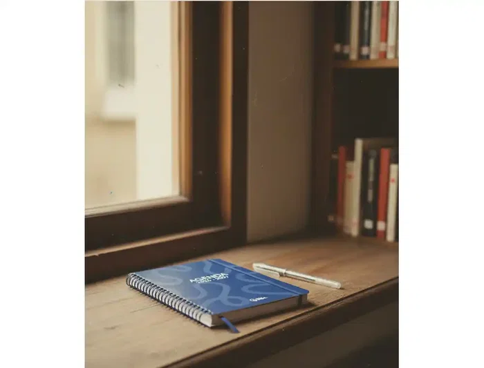 Liderpapel Agenda Escolar 2026-2027 Classic - Espiral, A5, 2 días por página, Interior Bilingüe, Azul Marino, Papel FSC 70g