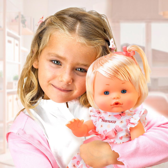 Nenuco Nfnc0000 Muñeca bebé de 35 cm con pelo, cuerpo duro, bebe y hace pipi, vestido primaveral de mariposas y lazo