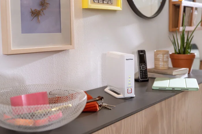 FRITZ!Box 4060 + 3000 AX INT - Kit Mesh Wi-Fi 6 Tribanda (2.4GHz/5GHz/5GHz) 6000 Mbit/s - 4x4 - Enrutador Blanco