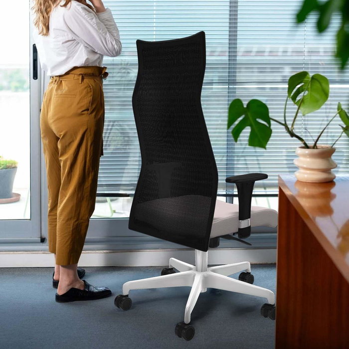 Sillón Albacete con mecanismo Sincro tapizada con Similpiel color Gris y malla color Blanco. Equipado con Base poliamida blanca, Brazos 1D y Ruedas 65mm nailon