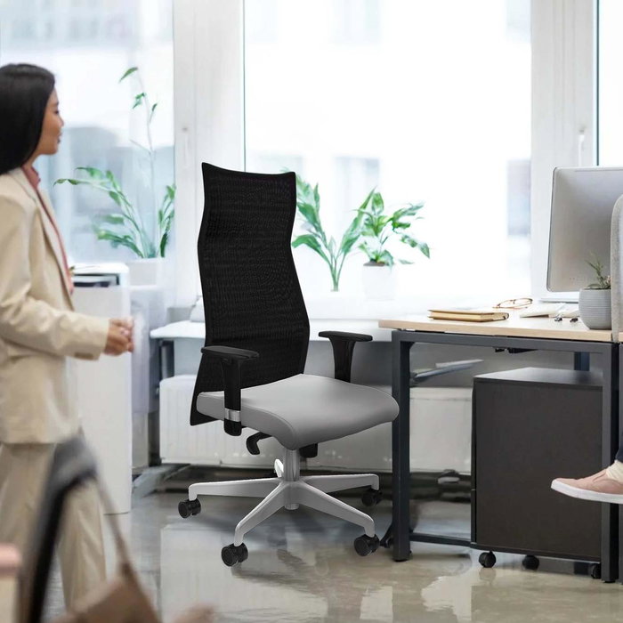 Sillón Albacete con mecanismo Sincro tapizada con Similpiel color Gris y malla color Blanco. Equipado con Base poliamida blanca, Brazos 1D y Ruedas 65mm nailon