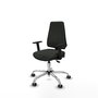 Silla de oficina Elche con mecanismo Asincro tapizada con Tela color Negro. Equipada con Base cromada, Brazos 1D y Ruedas 65 mm parqué