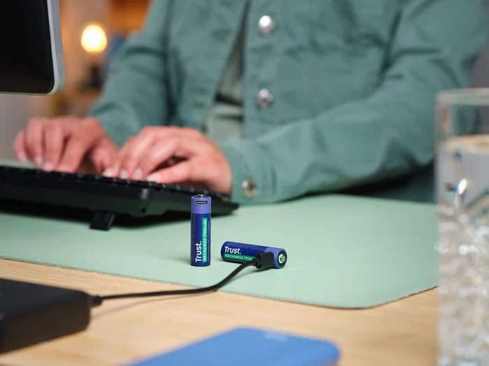 Trust Batería Recargable AA 1700 mAh con Carga USB-C, Pack de 2 Unidades, 800 Ciclos, Indicador Luz, Referencia 25584