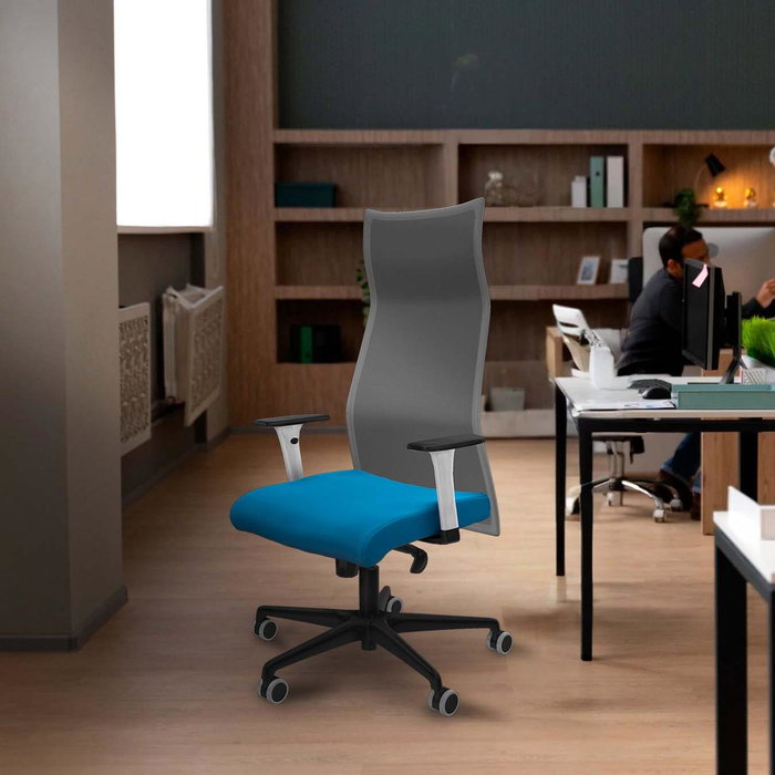 Sillón Albacete con mecanismo Sincro tapizada con Similpiel color Rosa y malla color Negro. Equipado con Base nailon negra, Brazos 1D y Ruedas 65 mm parqué