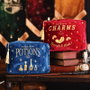 WIDDOP & CO Neceser Charms Harry Potter en terciopelo rojo