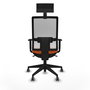 Silla de oficina Horna con mecanismo Sincro tapizada con Tela color Naranja y malla color Blanco. Equipada con lumbar 1D, Brazos 1D, Cabecero Fijo y Ruedas 65 mm parqué