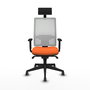 Silla de oficina Horna con mecanismo Sincro tapizada con Tela color Naranja y malla color Blanco. Equipada con lumbar 1D, Brazos 1D, Cabecero Fijo y Ruedas 65 mm parqué