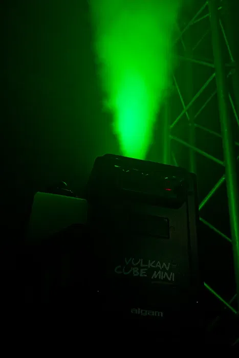 ALGAMLIGHT Máquina de Humo Vertical 1200W con LED RGBA para Fiestas y Eventos