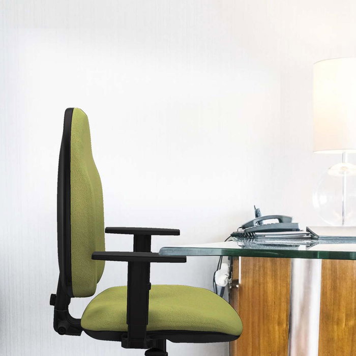 Silla de oficina Algarra con mecanismo Contacto permanente básico tapizada con Tela color Azul marino. Equipada con Base poliamida negra, Brazos 1D y Ruedas de parqué