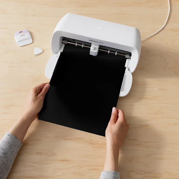 Cricut Joy Xtra Smart Iron-On - Vinilo de Transferencia Térmica Liso, 3 Hojas, Negro/Rojo/Blanco, Monocromo Brillante, Lavable a Máquina