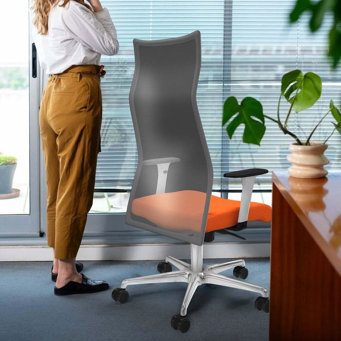 Sillón Albacete con mecanismo Sincro tapizada con Tela color Verde botella y malla color Blanco. Equipado con Base aluminio, Brazos 1D y Ruedas 65mm nailon