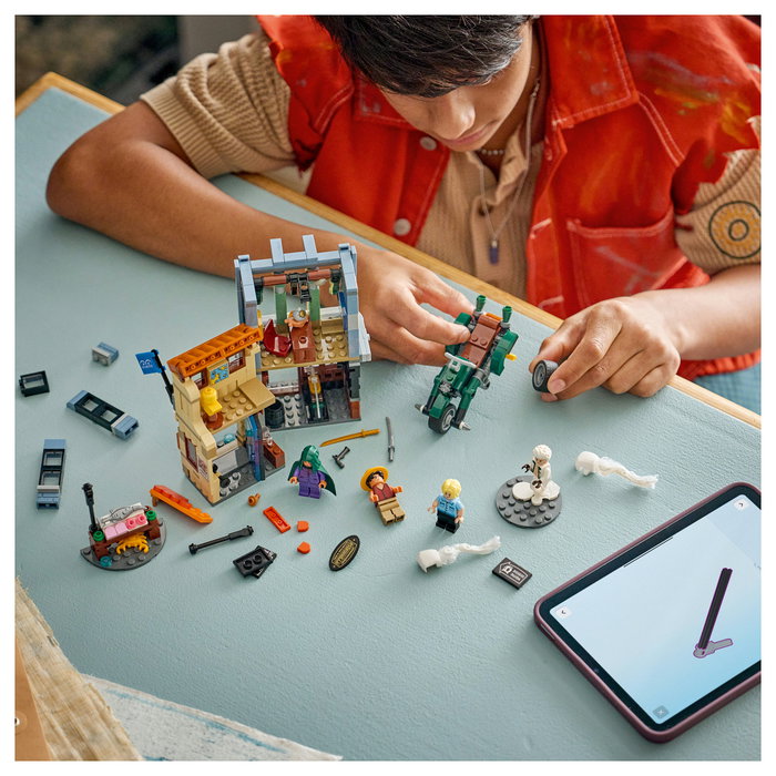 LEGO ONE PIECE Showdown with Captain Smoker 75642