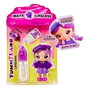 MGA Yummiland Lipgloss Greta Grape 120773, Labial con Purpurina y Esencia, Muñeca Perfumada Articulada +4 Años