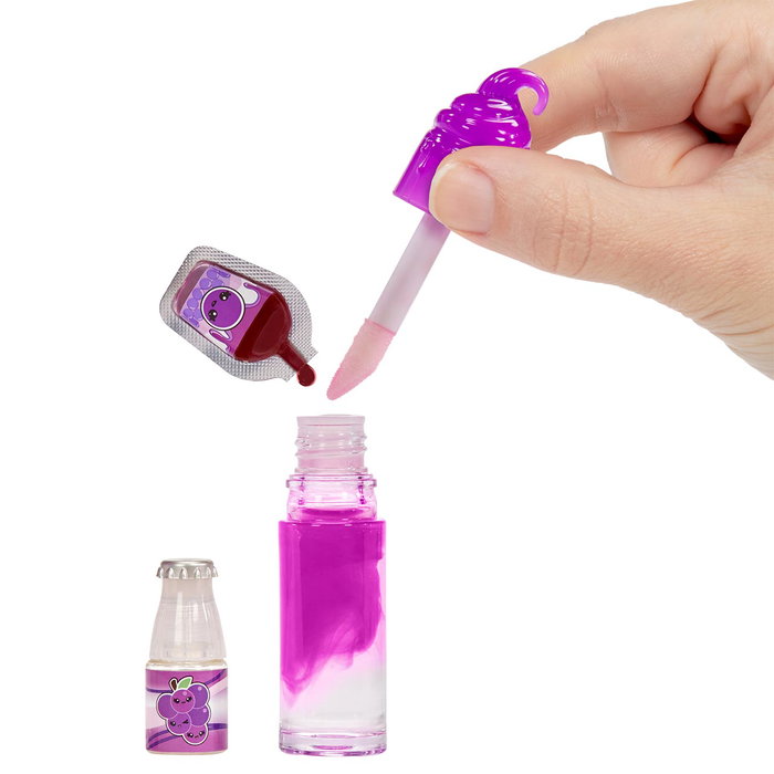 MGA Yummiland Lipgloss Greta Grape 120773, Labial con Purpurina y Esencia, Muñeca Perfumada Articulada +4 Años