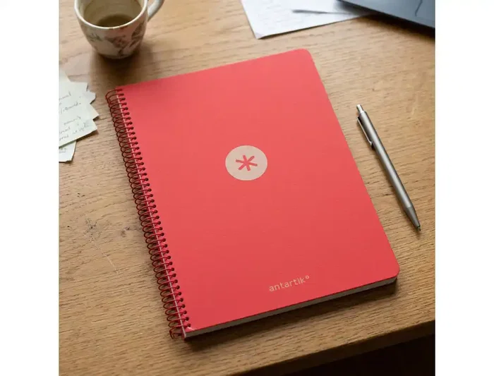 Antartik Cuaderno Espiral A4 Tapa Foam 80 Hojas 90g Cuadrícula 4mm con Margen - Color Rojo