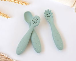 KioKids Little sauvages Set de 3 Cubiertos de Silicona Verde para Bebé, Pre-Cuchara Cuchara Pre-Tenedor, Apto Lavavajillas, +6 Meses