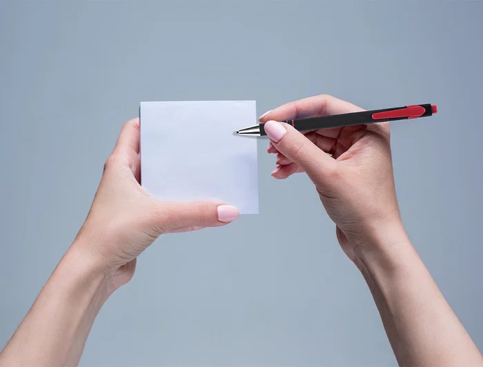 Q-connect Bolígrafo Retráctil con Grip, Punta 0.7 mm, Tinta Roja