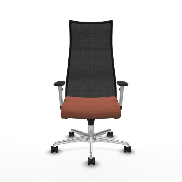 Sillón Albacete con mecanismo Sincro tapizada con Tela color Marrón y malla color Negro. Equipado con Base aluminio, Brazos 1D y Ruedas 65mm nailon