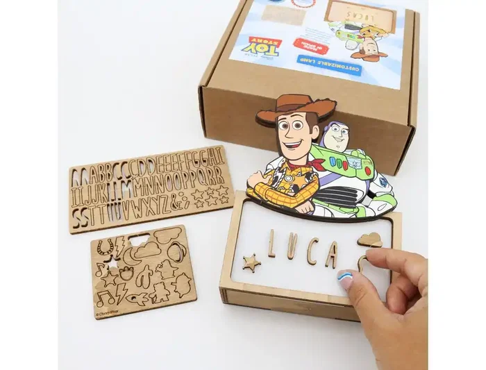 Wondee Lámpara Personalizable de Madera con Temática Toy Story