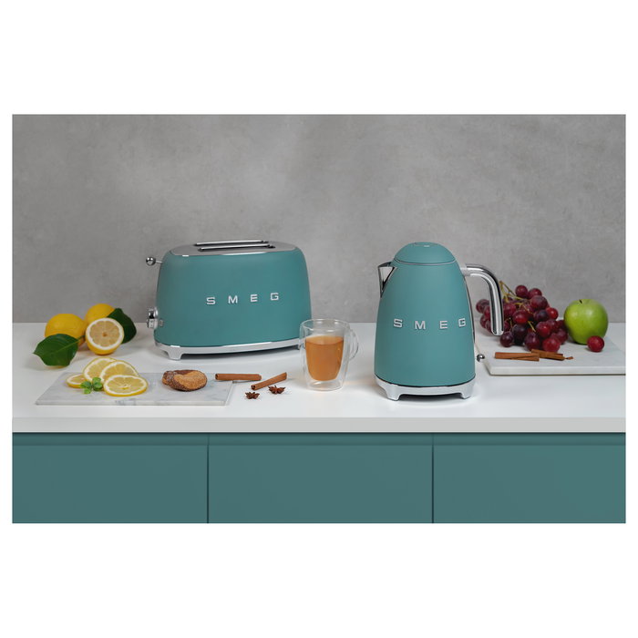 SMEG KLF03EGMEU Hervidor de Agua Retro 1.7L 2400W Verde Esmeralda, Estilo Años 50, Acero Inoxidable, Base Giratoria 360°, Sin Cables