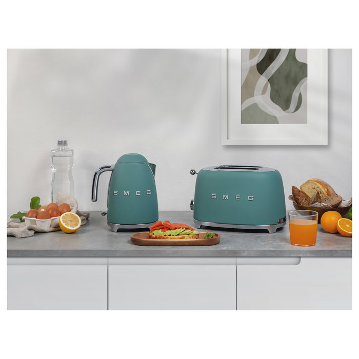 SMEG KLF03EGMEU Hervidor de Agua Retro 1.7L 2400W Verde Esmeralda, Estilo Años 50, Acero Inoxidable, Base Giratoria 360°, Sin Cables
