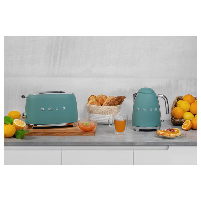 SMEG KLF03EGMEU Hervidor de Agua Retro 1.7L 2400W Verde Esmeralda, Estilo Años 50, Acero Inoxidable, Base Giratoria 360°, Sin Cables
