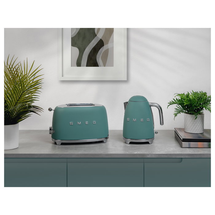SMEG KLF03EGMEU Hervidor de Agua Retro 1.7L 2400W Verde Esmeralda, Estilo Años 50, Acero Inoxidable, Base Giratoria 360°, Sin Cables
